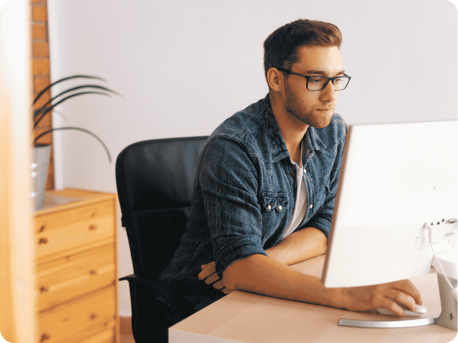 Developer reviewing cross-platform vs. native app development cost options at a desktop computer.